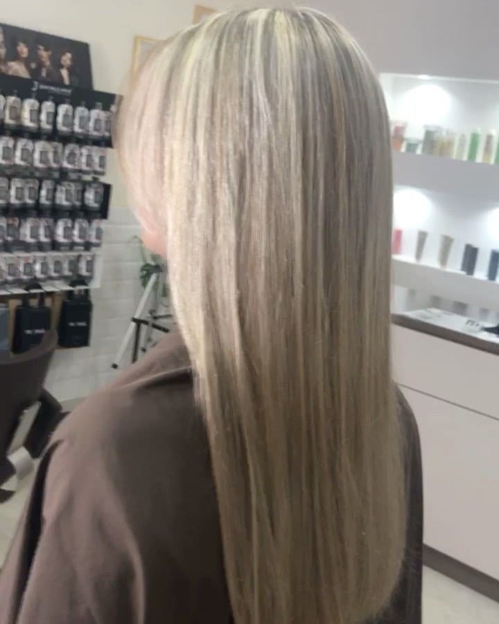 Lang, ijsblond haar in zachte slagen