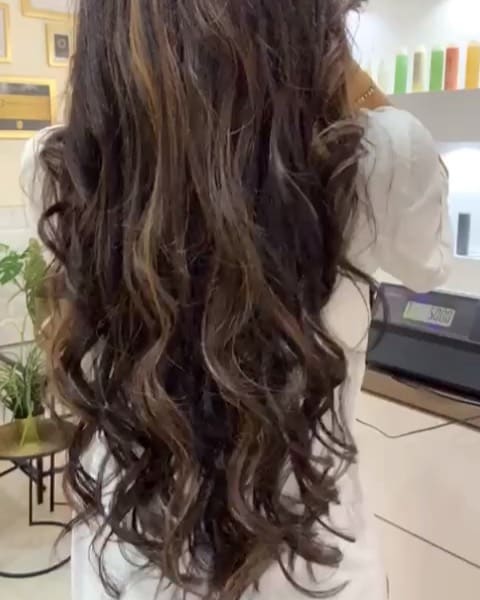 Bruine waves met warme highlights